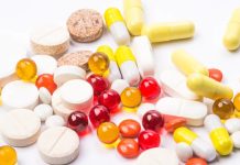 Vitamin Teknolojileriyle Kişiselleştirilmiş Sağlık Sağlık teknolojilerinde yaşanan hızlı gelişmeler, vitamin kullanımına yönelik yaklaşımların da değişmesine neden oluyor. Geleneksel olarak genel beslenme önerileri üzerinden değerlendirilen vitamin ihtiyacı, günümüzde bireysel verilerin daha ayrıntılı incelenmesini sağlayan dijital sistemlerle birlikte farklı bir boyut kazanıyor. Laboratuvar analizleri, giyilebilir teknolojiler, veri işleme sistemleri ve yapay zekâ destekli uygulamalar, kişilerin beslenme durumlarının daha kapsamlı şekilde değerlendirilmesine yönelik çalışmaların önünü açıyor. Konulu bir haber görseli.