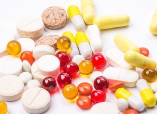 Vitamin Teknolojileriyle Kişiselleştirilmiş Sağlık Sağlık teknolojilerinde yaşanan hızlı gelişmeler, vitamin kullanımına yönelik yaklaşımların da değişmesine neden oluyor. Geleneksel olarak genel beslenme önerileri üzerinden değerlendirilen vitamin ihtiyacı, günümüzde bireysel verilerin daha ayrıntılı incelenmesini sağlayan dijital sistemlerle birlikte farklı bir boyut kazanıyor. Laboratuvar analizleri, giyilebilir teknolojiler, veri işleme sistemleri ve yapay zekâ destekli uygulamalar, kişilerin beslenme durumlarının daha kapsamlı şekilde değerlendirilmesine yönelik çalışmaların önünü açıyor. Konulu bir haber görseli.