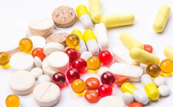 Vitamin Teknolojileriyle Kişiselleştirilmiş Sağlık Sağlık teknolojilerinde yaşanan hızlı gelişmeler, vitamin kullanımına yönelik yaklaşımların da değişmesine neden oluyor. Geleneksel olarak genel beslenme önerileri üzerinden değerlendirilen vitamin ihtiyacı, günümüzde bireysel verilerin daha ayrıntılı incelenmesini sağlayan dijital sistemlerle birlikte farklı bir boyut kazanıyor. Laboratuvar analizleri, giyilebilir teknolojiler, veri işleme sistemleri ve yapay zekâ destekli uygulamalar, kişilerin beslenme durumlarının daha kapsamlı şekilde değerlendirilmesine yönelik çalışmaların önünü açıyor. Konulu bir haber görseli.