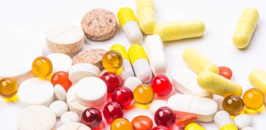 Vitamin Teknolojileriyle Kişiselleştirilmiş Sağlık Sağlık teknolojilerinde yaşanan hızlı gelişmeler, vitamin kullanımına yönelik yaklaşımların da değişmesine neden oluyor. Geleneksel olarak genel beslenme önerileri üzerinden değerlendirilen vitamin ihtiyacı, günümüzde bireysel verilerin daha ayrıntılı incelenmesini sağlayan dijital sistemlerle birlikte farklı bir boyut kazanıyor. Laboratuvar analizleri, giyilebilir teknolojiler, veri işleme sistemleri ve yapay zekâ destekli uygulamalar, kişilerin beslenme durumlarının daha kapsamlı şekilde değerlendirilmesine yönelik çalışmaların önünü açıyor. Konulu bir haber görseli.