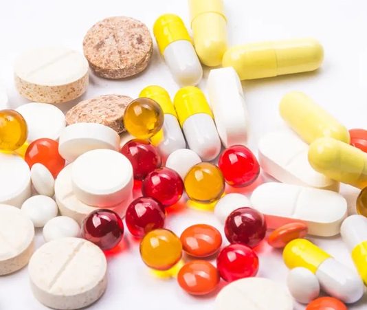 Sağlık teknolojilerinde yaşanan hızlı gelişmeler, vitamin kullanımına yönelik yaklaşımların da değişmesine neden oluyor. Geleneksel olarak genel beslenme önerileri üzerinden değerlendirilen vitamin ihtiyacı, günümüzde bireysel verilerin daha ayrıntılı incelenmesini sağlayan dijital sistemlerle birlikte farklı bir boyut kazanıyor. Laboratuvar analizleri, giyilebilir teknolojiler, veri işleme sistemleri ve yapay zekâ destekli uygulamalar, kişilerin beslenme durumlarının daha kapsamlı şekilde değerlendirilmesine yönelik çalışmaların önünü açıyor. Konulu bir haber görseli.