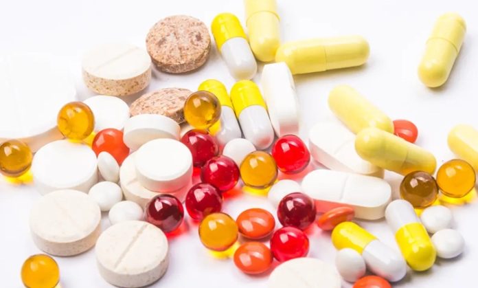 Sağlık teknolojilerinde yaşanan hızlı gelişmeler, vitamin kullanımına yönelik yaklaşımların da değişmesine neden oluyor. Geleneksel olarak genel beslenme önerileri üzerinden değerlendirilen vitamin ihtiyacı, günümüzde bireysel verilerin daha ayrıntılı incelenmesini sağlayan dijital sistemlerle birlikte farklı bir boyut kazanıyor. Laboratuvar analizleri, giyilebilir teknolojiler, veri işleme sistemleri ve yapay zekâ destekli uygulamalar, kişilerin beslenme durumlarının daha kapsamlı şekilde değerlendirilmesine yönelik çalışmaların önünü açıyor. Konulu bir haber görseli.