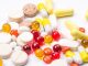 Sağlık teknolojilerinde yaşanan hızlı gelişmeler, vitamin kullanımına yönelik yaklaşımların da değişmesine neden oluyor. Geleneksel olarak genel beslenme önerileri üzerinden değerlendirilen vitamin ihtiyacı, günümüzde bireysel verilerin daha ayrıntılı incelenmesini sağlayan dijital sistemlerle birlikte farklı bir boyut kazanıyor. Laboratuvar analizleri, giyilebilir teknolojiler, veri işleme sistemleri ve yapay zekâ destekli uygulamalar, kişilerin beslenme durumlarının daha kapsamlı şekilde değerlendirilmesine yönelik çalışmaların önünü açıyor. Konulu bir haber görseli.