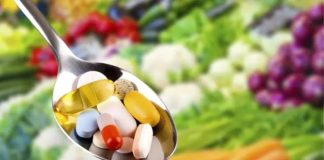 Vitamin Testleri Ne Zaman Yapılmalı? Vitamin ve mineral düzeyleri, vücudun normal işleyişinde önemli rol oynarken bazı durumlarda bu besin öğelerinin kan değerlerinin kontrol edilmesi gerekebiliyor. Özellikle uzun süren ve nedeni açıklanamayan bazı şikayetlerde, beslenme yetersizliklerinden şüphelenildiğinde veya belirli sağlık durumlarının takibinde doktorlar çeşitli kan testlerinden yararlanabiliyor. Ancak her bireyin düzenli olarak bütün vitaminleri test ettirmesi gerektiği düşüncesi doğru bir yaklaşım olarak kabul edilmiyor. Konulu bir haber görseli.