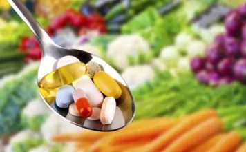 Vitamin ve mineral düzeyleri, vücudun normal işleyişinde önemli rol oynarken bazı durumlarda bu besin öğelerinin kan değerlerinin kontrol edilmesi gerekebiliyor. Özellikle uzun süren ve nedeni açıklanamayan bazı şikayetlerde, beslenme yetersizliklerinden şüphelenildiğinde veya belirli sağlık durumlarının takibinde doktorlar çeşitli kan testlerinden yararlanabiliyor. Ancak her bireyin düzenli olarak bütün vitaminleri test ettirmesi gerektiği düşüncesi doğru bir yaklaşım olarak kabul edilmiyor. Konulu bir haber görseli.