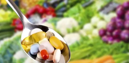 Vitamin ve mineral düzeyleri, vücudun normal işleyişinde önemli rol oynarken bazı durumlarda bu besin öğelerinin kan değerlerinin kontrol edilmesi gerekebiliyor. Özellikle uzun süren ve nedeni açıklanamayan bazı şikayetlerde, beslenme yetersizliklerinden şüphelenildiğinde veya belirli sağlık durumlarının takibinde doktorlar çeşitli kan testlerinden yararlanabiliyor. Ancak her bireyin düzenli olarak bütün vitaminleri test ettirmesi gerektiği düşüncesi doğru bir yaklaşım olarak kabul edilmiyor. Konulu bir haber görseli.