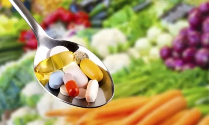Vitamin Testleri Ne Zaman Yapılmalı Vitamin ve mineral düzeyleri, vücudun normal işleyişinde önemli rol oynarken bazı durumlarda bu besin öğelerinin kan değerlerinin kontrol edilmesi gerekebiliyor. Özellikle uzun süren ve nedeni açıklanamayan bazı şikayetlerde, beslenme yetersizliklerinden şüphelenildiğinde veya belirli sağlık durumlarının takibinde doktorlar çeşitli kan testlerinden yararlanabiliyor. Ancak her bireyin düzenli olarak bütün vitaminleri test ettirmesi gerektiği düşüncesi doğru bir yaklaşım olarak kabul edilmiyor. Konulu bir haber görseli.