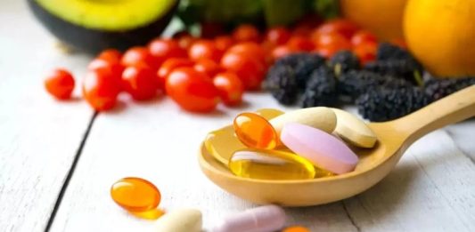Sağlık teknolojilerinde yaşanan hızlı gelişmeler, vitamin düzeylerinin değerlendirilmesi için kullanılan test yöntemlerinde de yeni uygulamaların ortaya çıkmasını sağlıyor. Laboratuvar teknolojileri, dijital sağlık platformları ve veri analiz sistemleri bir araya gelirken, vitamin ölçümlerinin daha hızlı değerlendirilmesine yönelik çözümler üzerinde çalışmalar devam ediyor. Bu gelişmeler, Vitamin Testleri alanında yalnızca laboratuvar sonuçlarının elde edilmesini değil, sonuçların dijital ortamda takip edilmesini ve geçmiş verilerle karşılaştırılmasını da mümkün hale getiriyor. Konulu bir haber görseli.