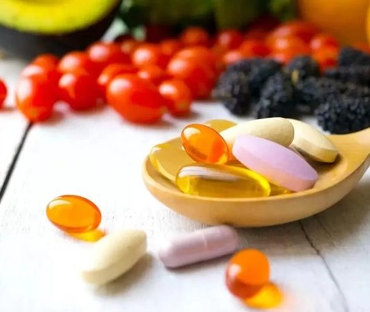 Sağlık teknolojilerinde yaşanan hızlı gelişmeler, vitamin düzeylerinin değerlendirilmesi için kullanılan test yöntemlerinde de yeni uygulamaların ortaya çıkmasını sağlıyor. Laboratuvar teknolojileri, dijital sağlık platformları ve veri analiz sistemleri bir araya gelirken, vitamin ölçümlerinin daha hızlı değerlendirilmesine yönelik çözümler üzerinde çalışmalar devam ediyor. Bu gelişmeler, Vitamin Testleri alanında yalnızca laboratuvar sonuçlarının elde edilmesini değil, sonuçların dijital ortamda takip edilmesini ve geçmiş verilerle karşılaştırılmasını da mümkün hale getiriyor. Konulu bir haber görseli.