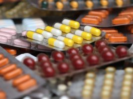 Gıda, sağlık ve biyoteknoloji alanlarında yaşanan teknolojik gelişmeler, vitamin üretim süreçlerinde yeni yöntemlerin ortaya çıkmasını sağlıyor. Artan tüketici ihtiyaçları, üretim verimliliğinin yükseltilmesi ve ürün kalitesinin daha kontrollü hale getirilmesi amacıyla araştırmacılar farklı üretim teknikleri üzerinde çalışmalar yürütüyor. Bu gelişmeler, Vitamin Üretimi alanında geleneksel yöntemlerin yanında biyoteknoloji, mikroorganizma tabanlı sistemler ve gelişmiş formülasyon tekniklerinin daha fazla araştırılmasına zemin hazırlıyor. Konulu bir haber görseli.