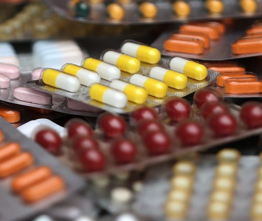 Vitamin Üretiminde İnovatif Yaklaşımlar Gıda, sağlık ve biyoteknoloji alanlarında yaşanan teknolojik gelişmeler, vitamin üretim süreçlerinde yeni yöntemlerin ortaya çıkmasını sağlıyor. Artan tüketici ihtiyaçları, üretim verimliliğinin yükseltilmesi ve ürün kalitesinin daha kontrollü hale getirilmesi amacıyla araştırmacılar farklı üretim teknikleri üzerinde çalışmalar yürütüyor. Bu gelişmeler, Vitamin Üretimi alanında geleneksel yöntemlerin yanında biyoteknoloji, mikroorganizma tabanlı sistemler ve gelişmiş formülasyon tekniklerinin daha fazla araştırılmasına zemin hazırlıyor. Konulu bir haber görseli.