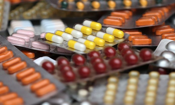 Vitamin Üretiminde İnovatif Yaklaşımlar Gıda, sağlık ve biyoteknoloji alanlarında yaşanan teknolojik gelişmeler, vitamin üretim süreçlerinde yeni yöntemlerin ortaya çıkmasını sağlıyor. Artan tüketici ihtiyaçları, üretim verimliliğinin yükseltilmesi ve ürün kalitesinin daha kontrollü hale getirilmesi amacıyla araştırmacılar farklı üretim teknikleri üzerinde çalışmalar yürütüyor. Bu gelişmeler, Vitamin Üretimi alanında geleneksel yöntemlerin yanında biyoteknoloji, mikroorganizma tabanlı sistemler ve gelişmiş formülasyon tekniklerinin daha fazla araştırılmasına zemin hazırlıyor. Konulu bir haber görseli.