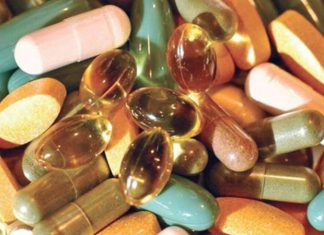 Vitamin Üretiminde Nanoteknoloji Kullanımı Gıda teknolojileri ve biyoteknoloji alanındaki gelişmeler, vitaminlerin üretim ve formülasyon süreçlerinde yeni yöntemlerin kullanılmasının önünü açıyor. Son yıllarda araştırmacıların üzerinde çalıştığı teknolojiler arasında nanoteknoloji de dikkat çekiyor. Vitaminlerin çok küçük ölçeklerde farklı taşıyıcı sistemlerle bir araya getirilmesi, stabilitelerinin korunması ve vücutta kullanılabilirliklerinin araştırılması, bilimsel çalışmaların önemli başlıkları arasında yer alıyor. Konulu bir haber görseli.