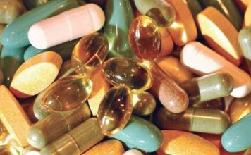 Vitamin Üretiminde Nanoteknoloji Kullanımı Gıda teknolojileri ve biyoteknoloji alanındaki gelişmeler, vitaminlerin üretim ve formülasyon süreçlerinde yeni yöntemlerin kullanılmasının önünü açıyor. Son yıllarda araştırmacıların üzerinde çalıştığı teknolojiler arasında nanoteknoloji de dikkat çekiyor. Vitaminlerin çok küçük ölçeklerde farklı taşıyıcı sistemlerle bir araya getirilmesi, stabilitelerinin korunması ve vücutta kullanılabilirliklerinin araştırılması, bilimsel çalışmaların önemli başlıkları arasında yer alıyor. Konulu bir haber görseli.