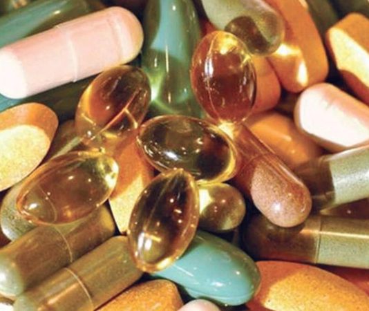Gıda teknolojileri ve biyoteknoloji alanındaki gelişmeler, vitaminlerin üretim ve formülasyon süreçlerinde yeni yöntemlerin kullanılmasının önünü açıyor. Son yıllarda araştırmacıların üzerinde çalıştığı teknolojiler arasında nanoteknoloji de dikkat çekiyor. Vitaminlerin çok küçük ölçeklerde farklı taşıyıcı sistemlerle bir araya getirilmesi, stabilitelerinin korunması ve vücutta kullanılabilirliklerinin araştırılması, bilimsel çalışmaların önemli başlıkları arasında yer alıyor. Konulu bir haber görseli.