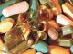 Vitamin Üretiminde Nanoteknoloji Kullanımı Gıda teknolojileri ve biyoteknoloji alanındaki gelişmeler, vitaminlerin üretim ve formülasyon süreçlerinde yeni yöntemlerin kullanılmasının önünü açıyor. Son yıllarda araştırmacıların üzerinde çalıştığı teknolojiler arasında nanoteknoloji de dikkat çekiyor. Vitaminlerin çok küçük ölçeklerde farklı taşıyıcı sistemlerle bir araya getirilmesi, stabilitelerinin korunması ve vücutta kullanılabilirliklerinin araştırılması, bilimsel çalışmaların önemli başlıkları arasında yer alıyor. Konulu bir haber görseli.