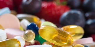 Vitamin sektöründe ürün geliştirme çalışmaları yalnızca içerik ve üretim teknolojileriyle sınırlı kalmıyor. Ambalaj teknolojilerindeki gelişmeler de ürünlerin korunması, kullanım takibinin kolaylaştırılması ve tüketici deneyiminin iyileştirilmesi açısından yeni fırsatlar oluşturuyor. Son yıllarda geliştirilen akıllı ambalaj çözümleri, vitamin ürünlerinin saklanma koşullarından kullanım zamanına kadar farklı alanlarda bilgi sunabilen teknolojilerin önünü açıyor. Konulu bir haber görseli.