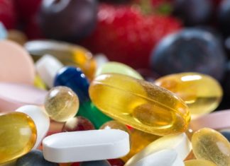 Vitamin Ürünlerinde Akıllı Ambalaj Dönemi Vitamin sektöründe ürün geliştirme çalışmaları yalnızca içerik ve üretim teknolojileriyle sınırlı kalmıyor. Ambalaj teknolojilerindeki gelişmeler de ürünlerin korunması, kullanım takibinin kolaylaştırılması ve tüketici deneyiminin iyileştirilmesi açısından yeni fırsatlar oluşturuyor. Son yıllarda geliştirilen akıllı ambalaj çözümleri, vitamin ürünlerinin saklanma koşullarından kullanım zamanına kadar farklı alanlarda bilgi sunabilen teknolojilerin önünü açıyor. Konulu bir haber görseli.