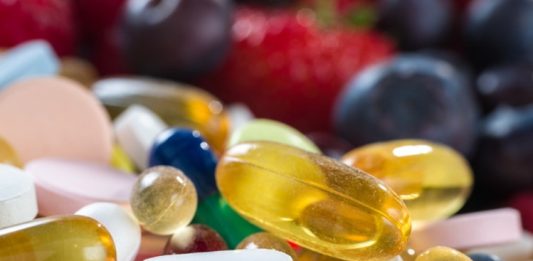 Vitamin Ürünlerinde Akıllı Ambalaj Dönemi Vitamin sektöründe ürün geliştirme çalışmaları yalnızca içerik ve üretim teknolojileriyle sınırlı kalmıyor. Ambalaj teknolojilerindeki gelişmeler de ürünlerin korunması, kullanım takibinin kolaylaştırılması ve tüketici deneyiminin iyileştirilmesi açısından yeni fırsatlar oluşturuyor. Son yıllarda geliştirilen akıllı ambalaj çözümleri, vitamin ürünlerinin saklanma koşullarından kullanım zamanına kadar farklı alanlarda bilgi sunabilen teknolojilerin önünü açıyor. Konulu bir haber görseli.