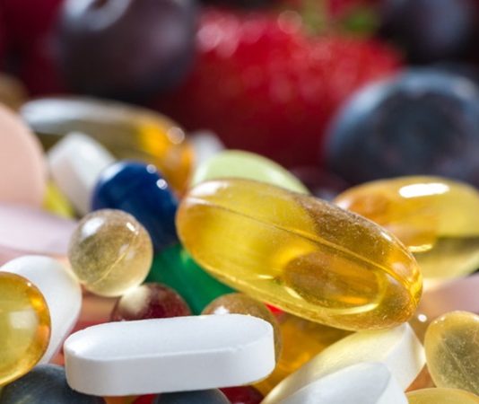 Vitamin Ürünlerinde Akıllı Ambalaj Dönemi Vitamin sektöründe ürün geliştirme çalışmaları yalnızca içerik ve üretim teknolojileriyle sınırlı kalmıyor. Ambalaj teknolojilerindeki gelişmeler de ürünlerin korunması, kullanım takibinin kolaylaştırılması ve tüketici deneyiminin iyileştirilmesi açısından yeni fırsatlar oluşturuyor. Son yıllarda geliştirilen akıllı ambalaj çözümleri, vitamin ürünlerinin saklanma koşullarından kullanım zamanına kadar farklı alanlarda bilgi sunabilen teknolojilerin önünü açıyor. Konulu bir haber görseli.