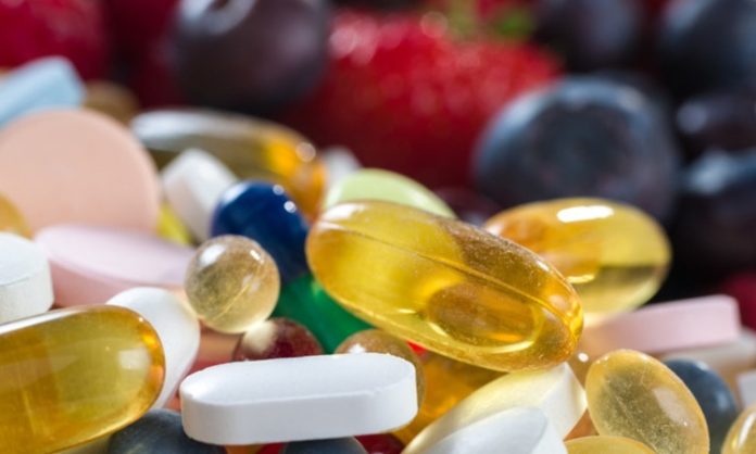 Vitamin Ürünlerinde Akıllı Ambalaj Dönemi Vitamin sektöründe ürün geliştirme çalışmaları yalnızca içerik ve üretim teknolojileriyle sınırlı kalmıyor. Ambalaj teknolojilerindeki gelişmeler de ürünlerin korunması, kullanım takibinin kolaylaştırılması ve tüketici deneyiminin iyileştirilmesi açısından yeni fırsatlar oluşturuyor. Son yıllarda geliştirilen akıllı ambalaj çözümleri, vitamin ürünlerinin saklanma koşullarından kullanım zamanına kadar farklı alanlarda bilgi sunabilen teknolojilerin önünü açıyor. Konulu bir haber görseli.