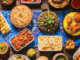Vitamin Zengini Akşam Menüsü Önerileri Günün son öğünü olan akşam yemeği, dengeli ve çeşitli bir beslenme düzeni oluşturmak açısından önemli bir yere sahip. Gün içerisinde tüketilen besinlerin ardından akşam öğününde de farklı besin gruplarına yer verilmesi, vücudun ihtiyaç duyduğu besin ögelerinin karşılanmasına yardımcı olabilir. Özellikle sebzeler, baklagiller, tam tahıllı ürünler ve kaliteli protein kaynaklarının bir araya getirildiği tarifler, vitamin zengini akşam menüsü hazırlamak isteyenlerin tercih edebileceği seçenekler arasında bulunuyor. Konulu bir haber görseli.