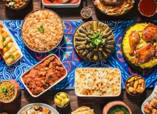 Vitamin Zengini Akşam Menüsü Önerileri Günün son öğünü olan akşam yemeği, dengeli ve çeşitli bir beslenme düzeni oluşturmak açısından önemli bir yere sahip. Gün içerisinde tüketilen besinlerin ardından akşam öğününde de farklı besin gruplarına yer verilmesi, vücudun ihtiyaç duyduğu besin ögelerinin karşılanmasına yardımcı olabilir. Özellikle sebzeler, baklagiller, tam tahıllı ürünler ve kaliteli protein kaynaklarının bir araya getirildiği tarifler, vitamin zengini akşam menüsü hazırlamak isteyenlerin tercih edebileceği seçenekler arasında bulunuyor. Konulu bir haber görseli.