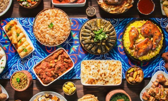 Vitamin Zengini Akşam Menüsü Önerileri Günün son öğünü olan akşam yemeği, dengeli ve çeşitli bir beslenme düzeni oluşturmak açısından önemli bir yere sahip. Gün içerisinde tüketilen besinlerin ardından akşam öğününde de farklı besin gruplarına yer verilmesi, vücudun ihtiyaç duyduğu besin ögelerinin karşılanmasına yardımcı olabilir. Özellikle sebzeler, baklagiller, tam tahıllı ürünler ve kaliteli protein kaynaklarının bir araya getirildiği tarifler, vitamin zengini akşam menüsü hazırlamak isteyenlerin tercih edebileceği seçenekler arasında bulunuyor. Konulu bir haber görseli.