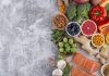 Vitamin Zengini Gıdalar Sofralarda Öne Çıkıyor Günlük beslenme alışkanlıklarında doğal ve dengeli seçeneklere yönelim artarken, vitamin açısından zengin gıdalar sofralarda daha fazla yer bulmaya başladı. Vücudun normal işlevlerini sürdürebilmesi için ihtiyaç duyduğu vitaminler, farklı besin grupları aracılığıyla günlük beslenme düzenine dahil edilebiliyor. Özellikle sebze, meyve, baklagil, tam tahıl, yumurta, süt ürünleri, balık, et, kuruyemiş ve tohumlar, çeşitli vitaminlerin önemli kaynakları arasında bulunuyor. Konulu bir haber görseli.
