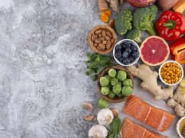 Vitamin Zengini Gıdalar Sofralarda Öne Çıkıyor Günlük beslenme alışkanlıklarında doğal ve dengeli seçeneklere yönelim artarken, vitamin açısından zengin gıdalar sofralarda daha fazla yer bulmaya başladı. Vücudun normal işlevlerini sürdürebilmesi için ihtiyaç duyduğu vitaminler, farklı besin grupları aracılığıyla günlük beslenme düzenine dahil edilebiliyor. Özellikle sebze, meyve, baklagil, tam tahıl, yumurta, süt ürünleri, balık, et, kuruyemiş ve tohumlar, çeşitli vitaminlerin önemli kaynakları arasında bulunuyor. Konulu bir haber görseli.