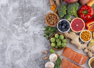 Vitamin Zengini Gıdalar Sofralarda Öne Çıkıyor Günlük beslenme alışkanlıklarında doğal ve dengeli seçeneklere yönelim artarken, vitamin açısından zengin gıdalar sofralarda daha fazla yer bulmaya başladı. Vücudun normal işlevlerini sürdürebilmesi için ihtiyaç duyduğu vitaminler, farklı besin grupları aracılığıyla günlük beslenme düzenine dahil edilebiliyor. Özellikle sebze, meyve, baklagil, tam tahıl, yumurta, süt ürünleri, balık, et, kuruyemiş ve tohumlar, çeşitli vitaminlerin önemli kaynakları arasında bulunuyor. Konulu bir haber görseli.
