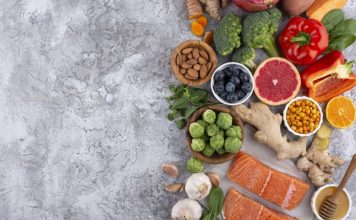 Vitamin Zengini Gıdalar Sofralarda Öne Çıkıyor Günlük beslenme alışkanlıklarında doğal ve dengeli seçeneklere yönelim artarken, vitamin açısından zengin gıdalar sofralarda daha fazla yer bulmaya başladı. Vücudun normal işlevlerini sürdürebilmesi için ihtiyaç duyduğu vitaminler, farklı besin grupları aracılığıyla günlük beslenme düzenine dahil edilebiliyor. Özellikle sebze, meyve, baklagil, tam tahıl, yumurta, süt ürünleri, balık, et, kuruyemiş ve tohumlar, çeşitli vitaminlerin önemli kaynakları arasında bulunuyor. Konulu bir haber görseli.