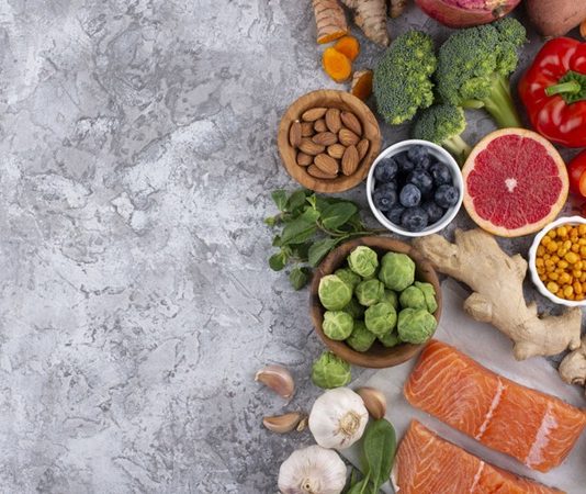 Vitamin Zengini Gıdalar Sofralarda Öne Çıkıyor Günlük beslenme alışkanlıklarında doğal ve dengeli seçeneklere yönelim artarken, vitamin açısından zengin gıdalar sofralarda daha fazla yer bulmaya başladı. Vücudun normal işlevlerini sürdürebilmesi için ihtiyaç duyduğu vitaminler, farklı besin grupları aracılığıyla günlük beslenme düzenine dahil edilebiliyor. Özellikle sebze, meyve, baklagil, tam tahıl, yumurta, süt ürünleri, balık, et, kuruyemiş ve tohumlar, çeşitli vitaminlerin önemli kaynakları arasında bulunuyor. Konulu bir haber görseli.