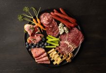 Vitamin Zengini Tariflerle Sağlıklı Sofralar Günlük beslenmede farklı besin gruplarına yer vermek, vücudun ihtiyaç duyduğu vitamin ve minerallerin karşılanmasına katkı sağlıyor. Özellikle mevsim sebzeleri, meyveler, baklagiller, tam tahıllar, yumurta, süt ürünleri ve kuruyemişlerin dengeli şekilde tüketilmesi, sofraların besin değerini artırabiliyor. Son dönemde ise vitamin açısından zengin malzemelerin pratik tariflerde bir araya getirilmesi, sağlıklı beslenmeye yönelik ilginin de etkisiyle daha fazla gündeme geliyor. Konulu bir haber görseli.