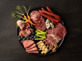 Vitamin Zengini Tariflerle Sağlıklı Sofralar Günlük beslenmede farklı besin gruplarına yer vermek, vücudun ihtiyaç duyduğu vitamin ve minerallerin karşılanmasına katkı sağlıyor. Özellikle mevsim sebzeleri, meyveler, baklagiller, tam tahıllar, yumurta, süt ürünleri ve kuruyemişlerin dengeli şekilde tüketilmesi, sofraların besin değerini artırabiliyor. Son dönemde ise vitamin açısından zengin malzemelerin pratik tariflerde bir araya getirilmesi, sağlıklı beslenmeye yönelik ilginin de etkisiyle daha fazla gündeme geliyor. Konulu bir haber görseli.