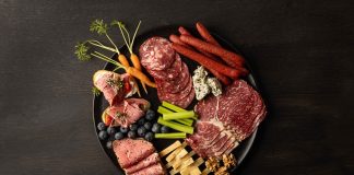 Vitamin Zengini Tariflerle Sağlıklı Sofralar Günlük beslenmede farklı besin gruplarına yer vermek, vücudun ihtiyaç duyduğu vitamin ve minerallerin karşılanmasına katkı sağlıyor. Özellikle mevsim sebzeleri, meyveler, baklagiller, tam tahıllar, yumurta, süt ürünleri ve kuruyemişlerin dengeli şekilde tüketilmesi, sofraların besin değerini artırabiliyor. Son dönemde ise vitamin açısından zengin malzemelerin pratik tariflerde bir araya getirilmesi, sağlıklı beslenmeye yönelik ilginin de etkisiyle daha fazla gündeme geliyor. Konulu bir haber görseli.