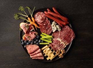 Günlük beslenmede farklı besin gruplarına yer vermek, vücudun ihtiyaç duyduğu vitamin ve minerallerin karşılanmasına katkı sağlıyor. Özellikle mevsim sebzeleri, meyveler, baklagiller, tam tahıllar, yumurta, süt ürünleri ve kuruyemişlerin dengeli şekilde tüketilmesi, sofraların besin değerini artırabiliyor. Son dönemde ise vitamin açısından zengin malzemelerin pratik tariflerde bir araya getirilmesi, sağlıklı beslenmeye yönelik ilginin de etkisiyle daha fazla gündeme geliyor. Konulu bir haber görseli.