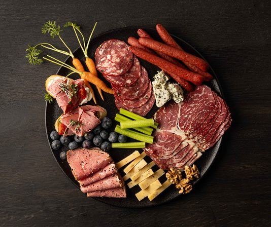 Günlük beslenmede farklı besin gruplarına yer vermek, vücudun ihtiyaç duyduğu vitamin ve minerallerin karşılanmasına katkı sağlıyor. Özellikle mevsim sebzeleri, meyveler, baklagiller, tam tahıllar, yumurta, süt ürünleri ve kuruyemişlerin dengeli şekilde tüketilmesi, sofraların besin değerini artırabiliyor. Son dönemde ise vitamin açısından zengin malzemelerin pratik tariflerde bir araya getirilmesi, sağlıklı beslenmeye yönelik ilginin de etkisiyle daha fazla gündeme geliyor. Konulu bir haber görseli.