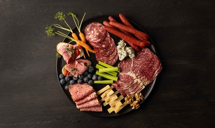 Vitamin Zengini Tariflerle Sağlıklı Sofralar Günlük beslenmede farklı besin gruplarına yer vermek, vücudun ihtiyaç duyduğu vitamin ve minerallerin karşılanmasına katkı sağlıyor. Özellikle mevsim sebzeleri, meyveler, baklagiller, tam tahıllar, yumurta, süt ürünleri ve kuruyemişlerin dengeli şekilde tüketilmesi, sofraların besin değerini artırabiliyor. Son dönemde ise vitamin açısından zengin malzemelerin pratik tariflerde bir araya getirilmesi, sağlıklı beslenmeye yönelik ilginin de etkisiyle daha fazla gündeme geliyor. Konulu bir haber görseli.