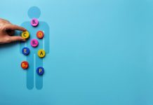 Vitamin Eksikliğinin Erken Belirtileri Vücudun sağlıklı şekilde çalışabilmesi için vitaminler önemli görevler üstleniyor. Bağışıklık sisteminden enerji üretimine, sinir sisteminden cilt ve göz sağlığına kadar pek çok biyolojik süreçte farklı vitaminlere ihtiyaç duyuluyor. Bu nedenle günlük beslenmede vitaminlerin yeterli miktarda alınmaması zaman içerisinde çeşitli belirtilerin ortaya çıkmasına neden olabiliyor. Vitamin Eksikliği ise her zaman belirgin ve tek bir işaretle kendini göstermediği için erken dönemde fark edilmesi zor olabiliyor. Konulu bir haber görseli.