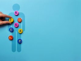 Vitamin Eksikliğinin Erken Belirtileri Vücudun sağlıklı şekilde çalışabilmesi için vitaminler önemli görevler üstleniyor. Bağışıklık sisteminden enerji üretimine, sinir sisteminden cilt ve göz sağlığına kadar pek çok biyolojik süreçte farklı vitaminlere ihtiyaç duyuluyor. Bu nedenle günlük beslenmede vitaminlerin yeterli miktarda alınmaması zaman içerisinde çeşitli belirtilerin ortaya çıkmasına neden olabiliyor. Vitamin Eksikliği ise her zaman belirgin ve tek bir işaretle kendini göstermediği için erken dönemde fark edilmesi zor olabiliyor. Konulu bir haber görseli.