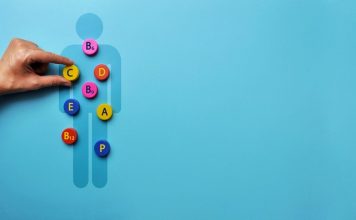 Vitamin Eksikliğinin Erken Belirtileri Vücudun sağlıklı şekilde çalışabilmesi için vitaminler önemli görevler üstleniyor. Bağışıklık sisteminden enerji üretimine, sinir sisteminden cilt ve göz sağlığına kadar pek çok biyolojik süreçte farklı vitaminlere ihtiyaç duyuluyor. Bu nedenle günlük beslenmede vitaminlerin yeterli miktarda alınmaması zaman içerisinde çeşitli belirtilerin ortaya çıkmasına neden olabiliyor. Vitamin Eksikliği ise her zaman belirgin ve tek bir işaretle kendini göstermediği için erken dönemde fark edilmesi zor olabiliyor. Konulu bir haber görseli.