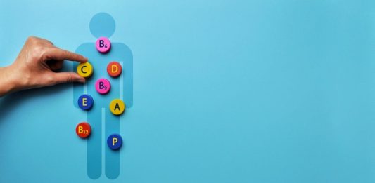 Vitamin Eksikliğinin Erken Belirtileri Vücudun sağlıklı şekilde çalışabilmesi için vitaminler önemli görevler üstleniyor. Bağışıklık sisteminden enerji üretimine, sinir sisteminden cilt ve göz sağlığına kadar pek çok biyolojik süreçte farklı vitaminlere ihtiyaç duyuluyor. Bu nedenle günlük beslenmede vitaminlerin yeterli miktarda alınmaması zaman içerisinde çeşitli belirtilerin ortaya çıkmasına neden olabiliyor. Vitamin Eksikliği ise her zaman belirgin ve tek bir işaretle kendini göstermediği için erken dönemde fark edilmesi zor olabiliyor. Konulu bir haber görseli.