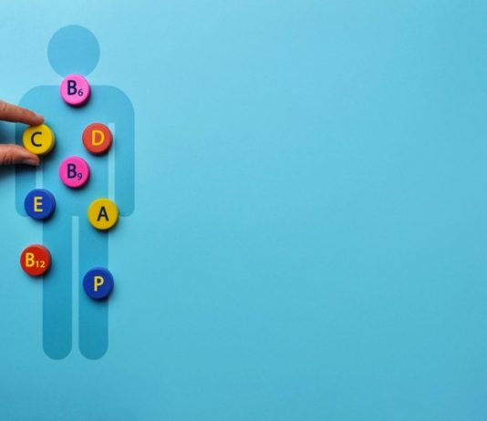 Vitamin Eksikliğinin Erken Belirtileri Vücudun sağlıklı şekilde çalışabilmesi için vitaminler önemli görevler üstleniyor. Bağışıklık sisteminden enerji üretimine, sinir sisteminden cilt ve göz sağlığına kadar pek çok biyolojik süreçte farklı vitaminlere ihtiyaç duyuluyor. Bu nedenle günlük beslenmede vitaminlerin yeterli miktarda alınmaması zaman içerisinde çeşitli belirtilerin ortaya çıkmasına neden olabiliyor. Vitamin Eksikliği ise her zaman belirgin ve tek bir işaretle kendini göstermediği için erken dönemde fark edilmesi zor olabiliyor. Konulu bir haber görseli.