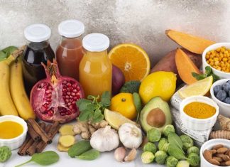 Vitaminlerin Cilt Sağlığına Etkileri Cilt, vücudun dış etkenlere karşı korunmasında önemli görevler üstlenen en büyük organlardan biri olarak öne çıkıyor. Güneş ışığı, hava kirliliği, sıcaklık değişimleri, stres ve beslenme alışkanlıkları cildin görünümünü ve genel yapısını etkileyebiliyor. Bu noktada vitaminler, cildin normal işlevlerini destekleyen besin öğeleri arasında değerlendiriliyor. Özellikle A, C, E ve bazı B grubu vitaminleri, cilt sağlığıyla ilgili beslenme araştırmalarında sıkça ele alınıyor. Konulu bir haber görseli.