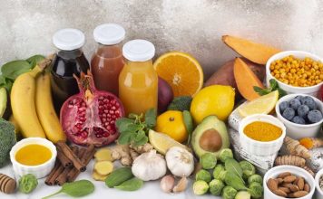 Vitaminlerin Cilt Sağlığına Etkileri Cilt, vücudun dış etkenlere karşı korunmasında önemli görevler üstlenen en büyük organlardan biri olarak öne çıkıyor. Güneş ışığı, hava kirliliği, sıcaklık değişimleri, stres ve beslenme alışkanlıkları cildin görünümünü ve genel yapısını etkileyebiliyor. Bu noktada vitaminler, cildin normal işlevlerini destekleyen besin öğeleri arasında değerlendiriliyor. Özellikle A, C, E ve bazı B grubu vitaminleri, cilt sağlığıyla ilgili beslenme araştırmalarında sıkça ele alınıyor. Konulu bir haber görseli.