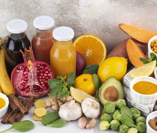 Vitaminlerin Cilt Sağlığına Etkileri Cilt, vücudun dış etkenlere karşı korunmasında önemli görevler üstlenen en büyük organlardan biri olarak öne çıkıyor. Güneş ışığı, hava kirliliği, sıcaklık değişimleri, stres ve beslenme alışkanlıkları cildin görünümünü ve genel yapısını etkileyebiliyor. Bu noktada vitaminler, cildin normal işlevlerini destekleyen besin öğeleri arasında değerlendiriliyor. Özellikle A, C, E ve bazı B grubu vitaminleri, cilt sağlığıyla ilgili beslenme araştırmalarında sıkça ele alınıyor. Konulu bir haber görseli.