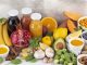 Vitaminlerin Cilt Sağlığına Etkileri Cilt, vücudun dış etkenlere karşı korunmasında önemli görevler üstlenen en büyük organlardan biri olarak öne çıkıyor. Güneş ışığı, hava kirliliği, sıcaklık değişimleri, stres ve beslenme alışkanlıkları cildin görünümünü ve genel yapısını etkileyebiliyor. Bu noktada vitaminler, cildin normal işlevlerini destekleyen besin öğeleri arasında değerlendiriliyor. Özellikle A, C, E ve bazı B grubu vitaminleri, cilt sağlığıyla ilgili beslenme araştırmalarında sıkça ele alınıyor. Konulu bir haber görseli.