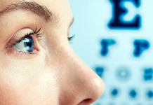 Vitaminlerin Göz Sağlığındaki Rolü Göz sağlığı, günlük yaşamın sürdürülebilmesi ve çevrenin sağlıklı şekilde algılanabilmesi açısından büyük önem taşıyor. Bilgisayar, telefon ve tablet gibi dijital ekranların günlük yaşamda daha fazla yer edinmesiyle birlikte gözlerin korunmasına yönelik alışkanlıklar da daha fazla gündeme geliyor. Görme fonksiyonlarının korunmasında düzenli göz kontrollerinin yanı sıra yaşam tarzı ve beslenme alışkanlıkları da önemli bir yere sahip. Bu noktada Vitaminler, gözlerin normal işlevlerinin sürdürülmesine katkı sağlayan besin öğeleri arasında bulunuyor. Konulu bir haber görseli.