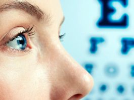 Vitaminlerin Göz Sağlığındaki Rolü Göz sağlığı, günlük yaşamın sürdürülebilmesi ve çevrenin sağlıklı şekilde algılanabilmesi açısından büyük önem taşıyor. Bilgisayar, telefon ve tablet gibi dijital ekranların günlük yaşamda daha fazla yer edinmesiyle birlikte gözlerin korunmasına yönelik alışkanlıklar da daha fazla gündeme geliyor. Görme fonksiyonlarının korunmasında düzenli göz kontrollerinin yanı sıra yaşam tarzı ve beslenme alışkanlıkları da önemli bir yere sahip. Bu noktada Vitaminler, gözlerin normal işlevlerinin sürdürülmesine katkı sağlayan besin öğeleri arasında bulunuyor. Konulu bir haber görseli.
